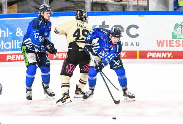 Straubing Tigers vs. Grizzlys Wolfsburg, Ice Hockey, German Ice Hockey League, Penny DEL, Matchday 10, 2026–2027 Season, October 18, 2026: Tim Brunnhuber’s Straubing Tigers face off against Robert Lynch’s Grizzlys Wolfsburg, Men’s Ice Hockey, German Ice Hockey League, Penny DEL, Matchday 10, 2026–2027 Season on October 18, 2026, at the Eisstadion am Pulverturm, Straubing Tigers (blue) vs. Grizzlys Wolfsburg (beige)