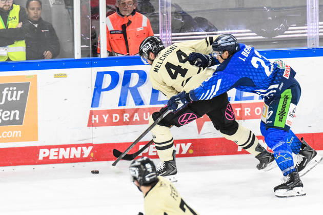 Straubing Tigers vs. Grizzlys Wolfsburg, Ice Hockey, German Ice Hockey League, Penny DEL, Matchday 10, 2026–2027 Season, October 18, 2026: J. C. Beaudin of the Straubing Tigers at the boards with Julian Melchiori of the Grizzlys Wolfsburg, Men’s Ice Hockey, German Ice Hockey League, Penny DEL, Matchday 10, 2026–2027 season on October 18, 2026, at the Eisstadion am Pulverturm; Straubing Tigers (blue) vs. Grizzlys Wolfsburg (beige)