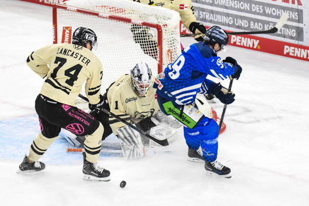 Straubing Tigers vs. Grizzlys Wolfsburg, Ice Hockey, German Ice Hockey League, Penny DEL, Matchday 10, 2026–2027 Season, October 18, 2026: Stefan Loibl of the Straubing Tigers scores against Dustin Strahlmeier of the Grizzlys Wolfsburg, Men’s Ice Hockey, German Ice Hockey League, Penny DEL, Matchday 10, 2026–2027 Season on October 18, 2026, at the Eisstadion am Pulverturm; Straubing Tigers (blue) vs. Grizzlys Wolfsburg (beige)