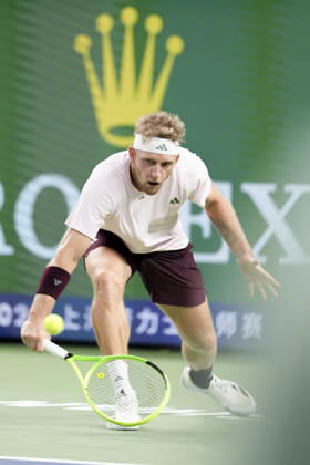 (261018) -- SHANGHAI, Oct. 18, 2026 -- Alejandro Davidovich Fokina of Spain hits a return during the men s singles final match against Rafael Jodar of Spain at the 2026 ATP, Tennis Herren tour Shanghai Masters tennis tournament in Shanghai, China, Oct. 18, 2026. ) (SP)CHINA-SHANGHAI-TENNIS-SHANGHAI MASTERS-MEN S SINGLES (CN) WangxXiang 