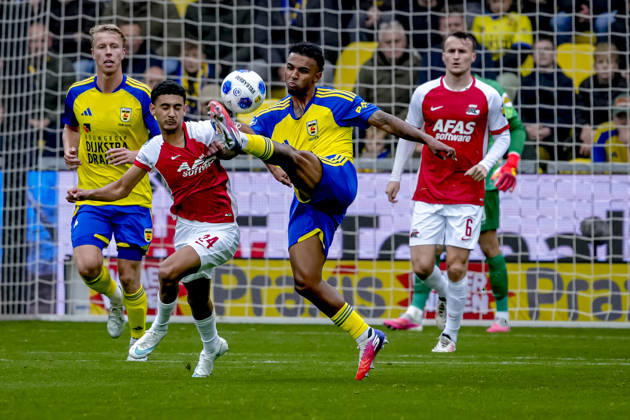 LEEUWARDEN SC Cambuur midfielder Nicky Souren, AZ Alkmaar forward Ayoub Oufkir during the Vriendenloterij Eredivisie match between SC Cambuur and AZ at Kooi Stadion on October 18, 2026, in LEEUWARDEN, the Netherlands ED VAN DE POL EYE4IMAGES DeFodi Images