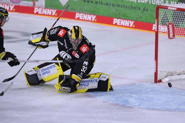 Ice Hockey: Penny DEL, Matchday 10—Krefeld Pinguine vs. Eisbären Berlin on October 18, 2026, at the Yayla Arena in Krefeld. Goal to make it 0–1 by Markus Vikingstad (Berlin); Juha Jatkola (Krefeld) is defeated. In accordance with the regulations of the DEL (German Ice Hockey League, the publication and reuse of the footage in electronic media and on devices of any kind during the game is not permitted xRx