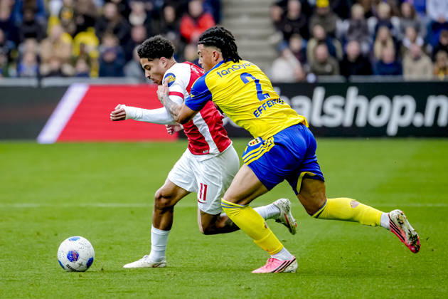 LEEUWARDEN AZ Alkmaar forward Ro Zangelo Daal, SC Cambuur defender Devid Bouah during the Vriendenloterij Eredivisie match between SC Cambuur and AZ at Kooi Stadion on October 18, 2026, in Leeuwarden, the Netherlands ED VAN DE POL EYE4IMAGES DeFodi Images