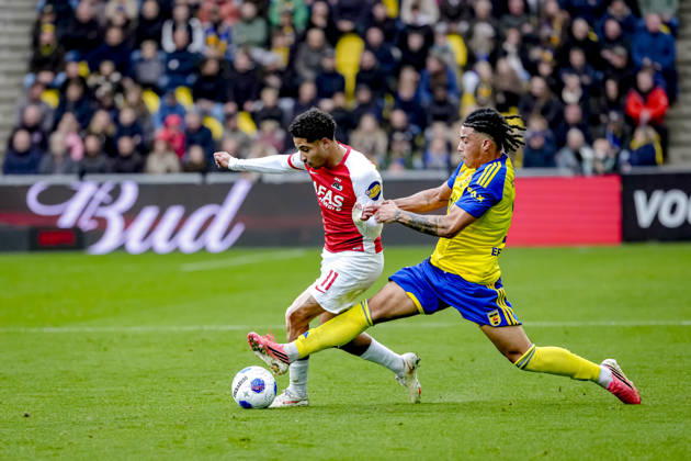 LEEUWARDEN AZ Alkmaar forward Ro Zangelo Daal, SC Cambuur defender Devid Bouah during the Vriendenloterij Eredivisie match between SC Cambuur and AZ at Kooi Stadion on October 18, 2026, in Leeuwarden, the Netherlands ED VAN DE POL EYE4IMAGES DeFodi Images