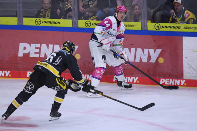 Ice Hockey Penny DEL Matchday 10: Krefeld Pinguine vs. Eisbären Berlin on October 18, 2026, at the Yayla Arena in Krefeld. Tanner Kero (Krefeld), Brandon Davidson (Berlin) in the foreground, Gemäß in the background. In accordance with the guidelines of the DEL (German Ice Hockey League), the publication and further use of the footage in electronic media and on devices of any kind during the game is not permitted. xRx