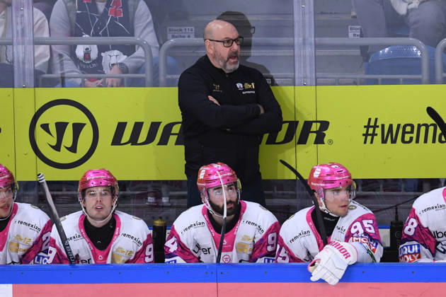Ice Hockey: Penny DEL, Matchday 10—Krefeld Pinguine vs. Eisbären Berlin on October 18, 2026, at the Yayla Arena in Krefeld. Eric Dubois, Head Coach of Berlin. In accordance with the guidelines of the DEL (German Ice Hockey League), the publication and further use of the footage in electronic media and on devices of any kind is not permitted while the game is in progress xRx
