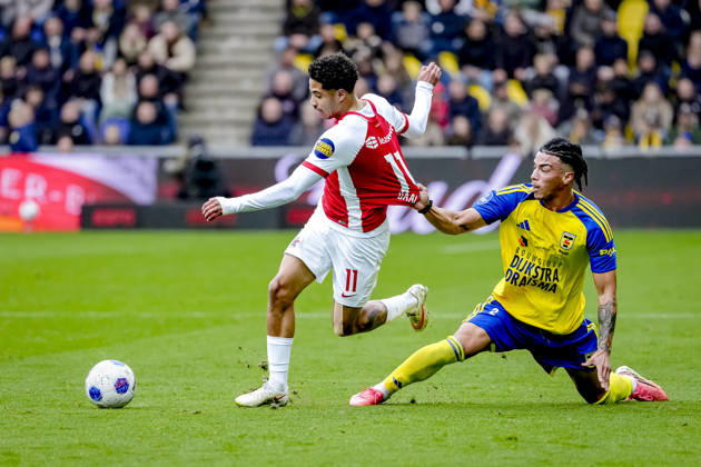 LEEUWARDEN AZ Alkmaar forward Ro Zangelo Daal, SC Cambuur defender Devid Bouah during the Vriendenloterij Eredivisie match between SC Cambuur and AZ at Kooi Stadion on October 18, 2026, in Leeuwarden, Netherlands ED VAN DE POL EYE4IMAGES DeFodi Images