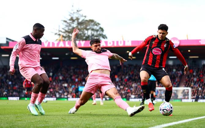 Omar Alderete of Sunderland and Evanilson of AFC Bournemouth. Bournemouth v Sunderland, Premier League, Football, Vitality Stadium, Bournemouth, UK - 18 Oct 2026Bournemouth Vitality Stadium United Kingdom EDITORIAL USE ONLY No use with unauthorised audio, video, data, fixture lists, club league logos or live services. Online in-match use limited to 120 images, no video emulation. No use in betting, games or single club league player publications. Copyright: xJamesxMarsh Shutterstockx 17222646t