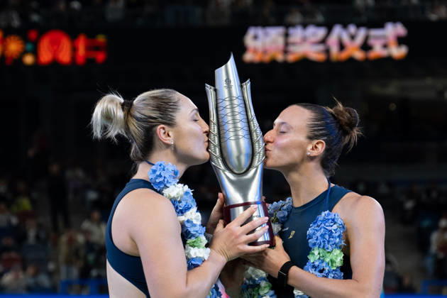 Sport Bilder des Tages (261018) -- WUHAN, Oct. 18, 2026 -- Gabriela Dabrowski Luisa Stefani (R) kiss the trophy during the awarding ceremony after the women s doubles final match between Gabriela Dabrowski of Canada Luisa Stefani of Brazil and Storm Hunter of Australia Katerina Siniakova of the Czech Republic at the 2026 Wuhan Open tennis tournament in Wuhan, capital of central China s Hubei Province, Oct. 18, 2026. ) (SP)CHINA-WUHAN-TENNIS-WUHAN OPEN-WOMEN S DOUBLES (CN) DuxZixuan 