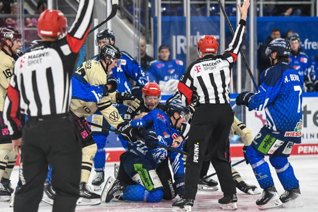 Straubing Tigers vs. Grizzlys Wolfsburg, Ice Hockey, German Ice Hockey League, Penny DEL, Matchday 10, 2026–2027 Season, October 18, 2026: Filip Varejcka of the Straubing Tigers in a scuffle with Madison Bowey of the Grizzlys Wolfsburg, Men’s Ice Hockey, German Ice Hockey League, Penny DEL, Matchday 10, 2026–2027 Season on October 18, 2026, at the Eisstadion am Pulverturm, Straubing Tigers (blue) vs. Grizzlys Wolfsburg (beige)