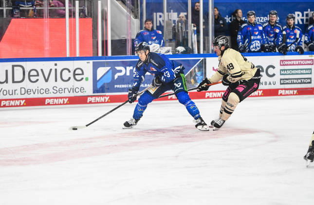 Straubing Tigers vs. Grizzlys Wolfsburg, Ice Hockey, German Ice Hockey League, Penny DEL, Matchday 10, 2026–2027 Season, October 18, 2026: J. C. Beaudin, Straubing Tigers, with Robert Lynch and Dustin Strahlmeier, vs. Grizzlys Wolfsburg, Men’s Ice Hockey, German Ice Hockey League, Penny DEL, Matchday 10, 2026–2027 Season on October 18, 2026, at the Eisstadion am Pulverturm, Straubing Tigers (blue) vs. Grizzlys Wolfsburg (beige)