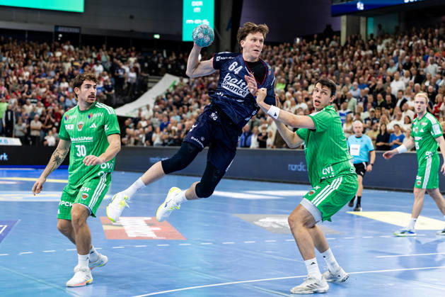 Opel HBL SG Flensburg Handewitt vs. Füchse Berlin 18 10 26 Lasse Kjaer Moller No. 64, SG Flensburg Handewitt vs. Aymeric Zaepfel No. 30, Füchse Berlin, and Frederik Simak No. 09, Füchse Berlin; Opel HBL SG Flensburg Handewitt vs. Füchse Berlin, GGW Arena on October 18, 2026 Copyright: xBEAUTIFULxSPORTS MarioxM.xKobergx