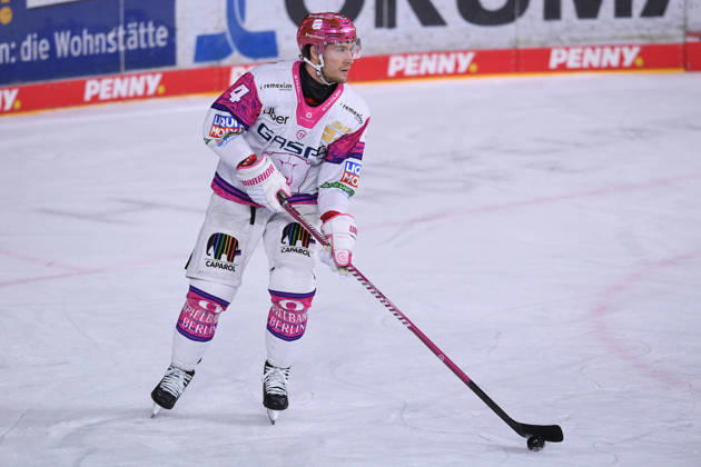 Ice Hockey: DEL Matchday 10—Krefeld Pinguine vs. Eisbären Berlin on October 18, 2026, at the Yayla Arena in Krefeld. Adam Smith, Berlin. In accordance with the guidelines of the DEL (German Ice Hockey League), the publication and further use of the footage in electronic media and on all kind is not permitted xRx