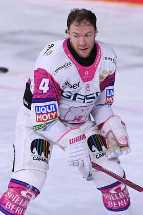 Ice Hockey: DEL Matchday 10—Krefeld Pinguine vs. Eisbären Berlin on October 18, 2026, at the Yayla Arena in Krefeld. Adam Smith (Berlin) without a helmet. In accordance with the regulations of the DEL (German Ice Hockey League), the publication and further use of the footage in electronic media and on end devicesof any kind is not permitted during the game xRx