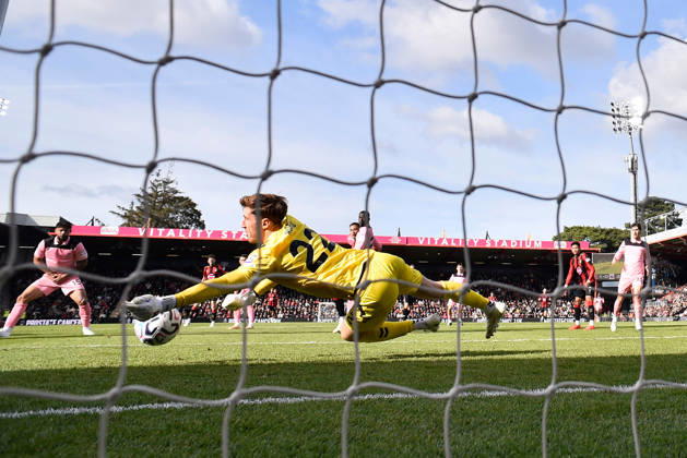 Bournemouth v Sunderland, Premier League Robin Roefs (22) of Sunderland makes a save during the Premier League match between Bournemouth and Sunderland at the Vitality Stadium, Bournemouth, UK on 18 October 2026. Bournemouth Vitality Stadium Dorset UK Editorial use only DataCo restrictions apply See www.football-dataco.com , Copyright: xGrahamxHuntx PSI-25032-0083