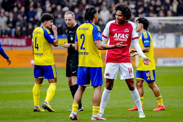 LEEUWARDEN SC Cambuur defender Devid Bouah, AZ Alkmaar forward Calvin Stengs during the Vriendenloterij Eredivisie match between SC Cambuur and AZ at Kooi Stadion on October 18, 2026, in Leeuwarden, Netherlands ED VAN DE POL EYE4IMAGES DeFodi Images