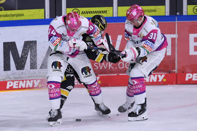 Ice Hockey Penny DEL, Matchday 10: Krefeld Pinguine vs. Eisbären Berlin on October 18, 2026, at the Yayla Arena in Krefeld. Brandon Davidson (Berlin), on the left, Yannick Veilleux (Berlin); on the right, Max Newton (Krefeld); in the background: In accordance with the guidelines of the DEL (German Ice Hockey League), the publication and further use of the footage in electronic media and on devices of any kind during the game is not permitted. xRx