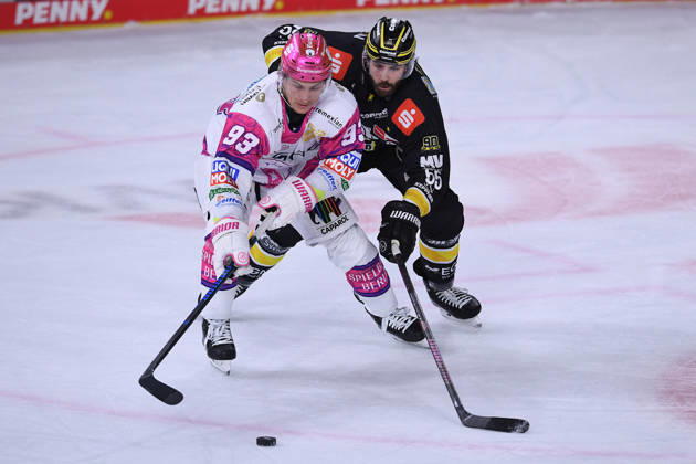 Ice Hockey: Penny DEL, Matchday 10—Krefeld Pinguine vs. Eisbären Berlin on October 18, 2026, at the Yayla Arena in Krefeld. Leonard Pföderl (Berlin), in the foreground: Davis Vandane (Krefeld); in the background: In accordance with the guidelines of the DEL (German Ice Hockey League), the publication and further use of the footage in electronic media and on devices of any kind during the game is not permitted. xRx