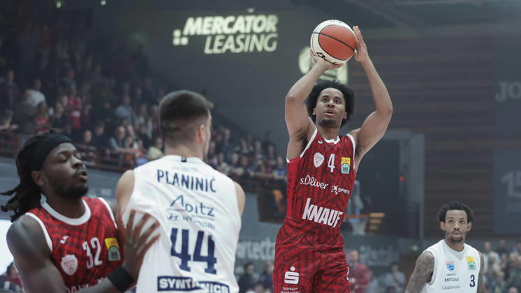 Pictured from left: Charles Thompson of the Würzburg Baskets, 32; Jure Planinic of SYNTAINICS MBC, 44; and Sam Griffin of the Würzburg Baskets, 4, with the three-pointer on 18 10 2026, Fitness First Würzburg Baskets vs. SYNTAINICS MBC, Netto BBL Cup, Round of 16, Germany, 97072, tectake Arena Würzburg, Copyright: HMBxMedia xJulienxBecker