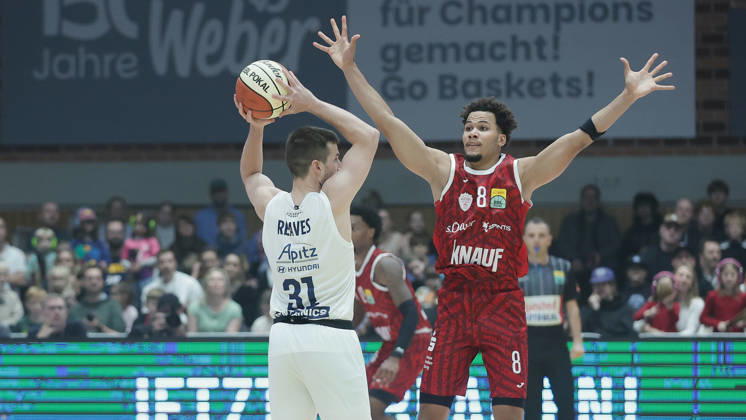 Pictured from left: Spencer Reaves of Syntainics MBC, 31, with the ball against Brandon Tischler of Wuerzburg Baskets, 8 18 10 2026, Fitness First Würzburg Baskets vs. SYNTAINICS MBC, Netto BBL Cup, Round of 16, Germany, 97072, tectake Arena Würzburg, Copyright: HMBxMedia xJulienxBecker