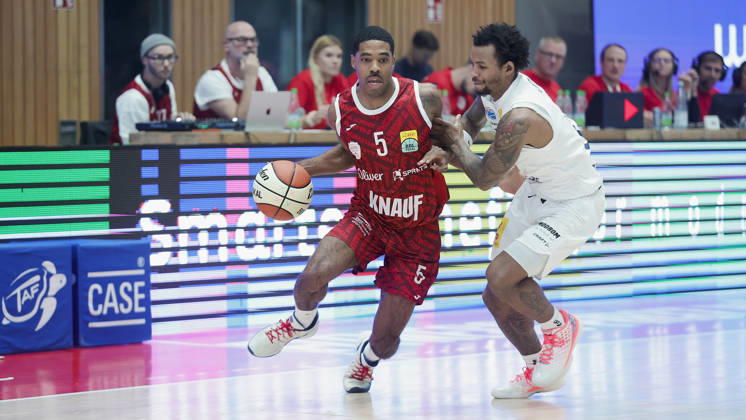 Pictured from left: Kenny Dye of Wuerzburg Baskets, No. 5, with the ball against DeLonnie Hunt of Syntainics MBC, No. 3 (18 10 2026), Fitness First Würzburg Baskets vs. SYNTAINICS MBC, Netto BBL Cup, Round of 16, Germany, 97072, tectake Arena Würzburg, Copyright: HMBxMedia xJulienxBecker