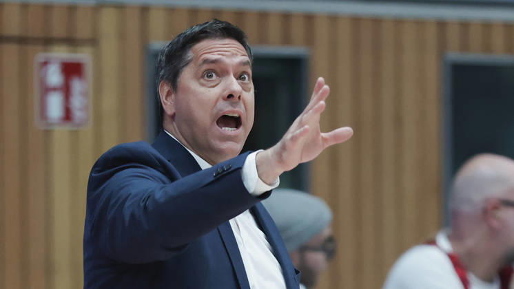 Pictured: Head Coach Sasa Filipovski giving instructions to the Würzburg Baskets on October 18, 2026, Fitness First Würzburg Baskets vs. SYNTAINICS MBC, Netto BBL Cup, Round of 16, Germany, 97072, tectake Arena Würzburg, Copyright: HMBxMedia xJulienxBecker