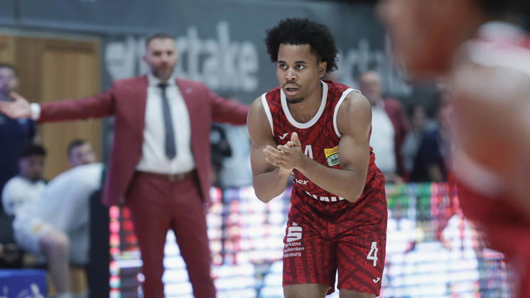 Pictured: Sam Griffin of the Würzburg Baskets, No. 4, cheering on his teammates on October 18, 2026, Fitness First Würzburg Baskets vs. SYNTAINICS MBC, Netto BBL Cup, Round of 16, Germany, 97072, tectake Arena Würzburg, Copyright: HMBxMedia xJulienxBecker