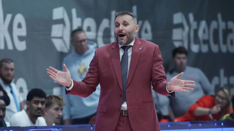 Pictured: Head Coach Vladimir Jovanovic of SYNTAINICS MBC looks on in amazement, October 18, 2026, Fitness First Würzburg Baskets vs. SYNTAINICS MBC, Netto BBL Cup, Round of 16, Germany, 97072, tectake Arena Würzburg, Copyright: HMBxMedia xJulienxBecker