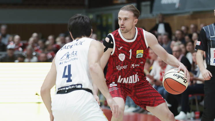 Pictured from left: Vuk Radojicic (SYNTAINICS MBC), No. 4, against Lukas Herzog (Würzburg Baskets), No. 1, with the ball, October 18, 2026, Fitness First Würzburg Baskets vs. SYNTAINICS MBC, Netto BBL Cup, Round of 16, Germany, 97072, tectake Arena Würzburg, Copyright: HMBxMedia xJulienxBecker