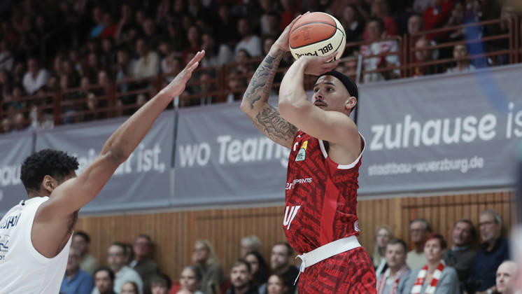 Pictured from left: Kostja Mushidi of Syntainics MBC, 10, against Max Jones of Wuerzburg Baskets, 2, with a three-pointer, 18 10 2026, Fitness First Würzburg Baskets vs. SYNTAINICS MBC, Netto BBL Cup, Round of 16, Germany, 97072, tectake Arena Würzburg, Copyright: HMBxMedia xJulienxBecker