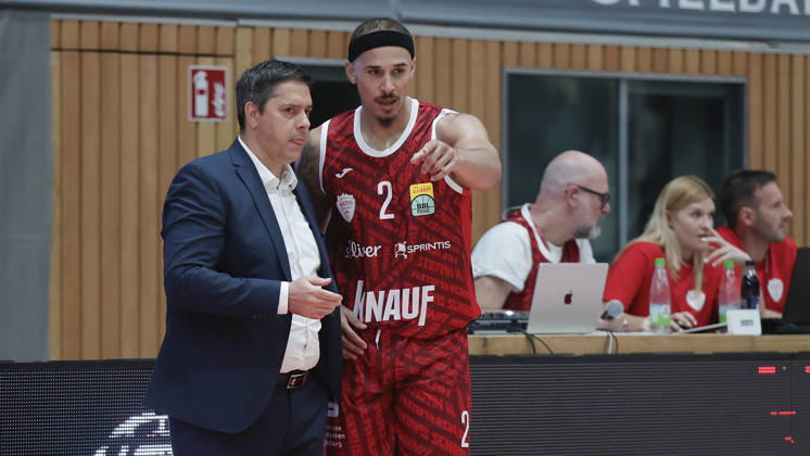 Pictured from left: Head Coach Sasa Filipovski of the Würzburg Baskets and Max Jones of the Würzburg Baskets, 2, in discussion on October 18, 2026, Fitness First Würzburg Baskets vs. SYNTAINICS MBC, Netto BBL Cup, Round of 16, Germany, 97072, tectake Arena Würzburg, Copyright: HMBxMedia xJulienxBecker