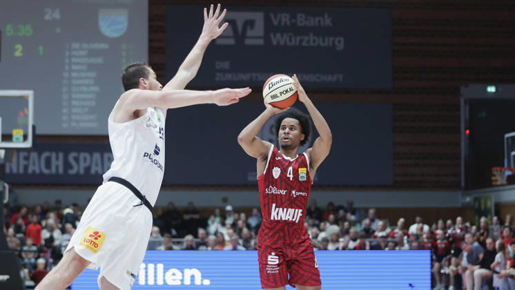 Pictured from left: Borisa Simanic of Syntainics MBC, 22, against Sam Griffin of Wuerzburg Baskets, 4, with a three-point shot, 18 10 2026, Fitness First Würzburg Baskets vs. SYNTAINICS MBC, Netto BBL Cup, Round of 16, Germany, 97072, tectake Arena Würzburg, Copyright: HMBxMedia xJulienxBecker