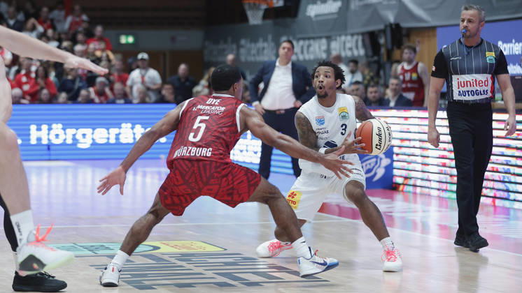 Pictured from left: Kenny Dye of Wuerzburg Baskets (5) against DeLonnie Hunt of Syntainics MBC (3) with the ball, October 18, 2026, Fitness First Würzburg Baskets vs. SYNTAINICS MBC, Netto BBL Cup, Round of 16, Germany, 97072, tectake Arena Würzburg, Copyright: HMBxMedia xJulienxBecker