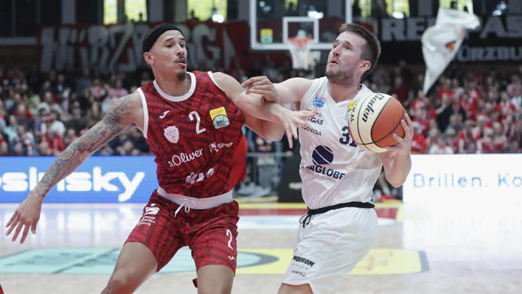 Pictured from left: Max Jones of Wuerzburg Baskets, No. 2, against Spencer Reaves of Syntainics MBC, No. 31, with the ball, October 18, 2026, Fitness First Würzburg Baskets vs. SYNTAINICS MBC, Netto BBL Cup, Round of 16, Germany, 97072, tectake Arena Würzburg, Copyright: HMBxMedia xJulienxBecker