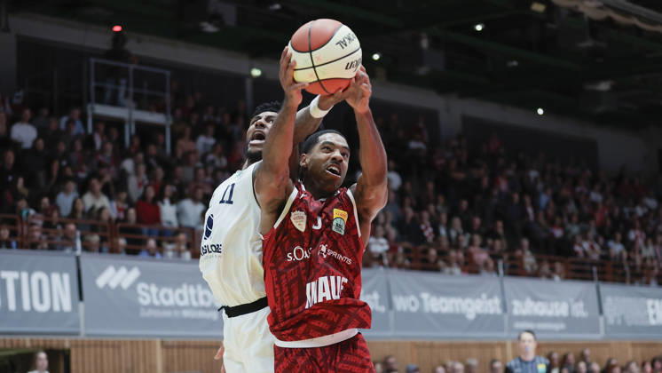 Pictured, from left: Anthony Gaines of Syntainics MBC, No. 11, in a rebound battle against Kenny Dye of Wuerzburg Baskets, No. 5, 18 10 2026, Fitness First Wuerzburg Baskets vs. SYNTAINICS MBC, Netto BBL Cup, Round of 16, Germany, 97072, tectake Arena Wuerzburg, Copyright: HMBxMedia xJulienxBecker