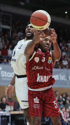 Pictured, from left: Anthony Gaines of Syntainics MBC, No. 11, in a rebound battle against Kenny Dye of Wuerzburg Baskets, No. 5, 18 10 2026, Fitness First Wuerzburg Baskets vs. SYNTAINICS MBC, Netto BBL Cup, Round of 16, Germany, 97072, tectake Arena Wuerzburg, Copyright: HMBxMedia xJulienxBecker
