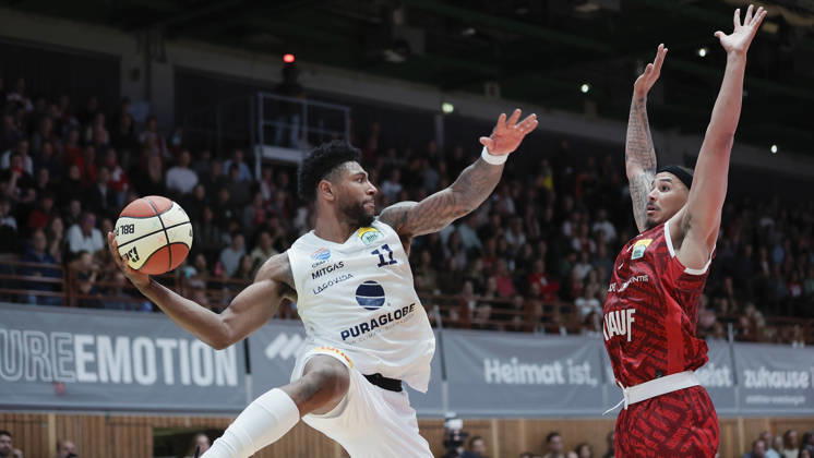 Pictured from left: Anthony Gaines of Syntainics MBC, No. 11, with the ball against Max Jones of Wuerzburg Baskets, February 18, 2026, Fitness First Wuerzburg Baskets vs. SYNTAINICS MBC, Netto BBL Cup, Round of 16, Germany, 97072, tectake Arena Wuerzburg, Copyright: HMBxMedia xJulienxBecker
