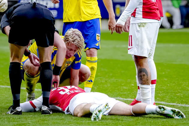 LEEUWARDEN AZ Alkmaar defender Mees de Wit sustained an injury during the Vriendenloterij Eredivisie match between SC Cambuur and AZ at Kooi Stadion on October 18, 2026, in Leeuwarden, the Netherlands ED VAN DE POL EYE4IMAGES DeFodi Images