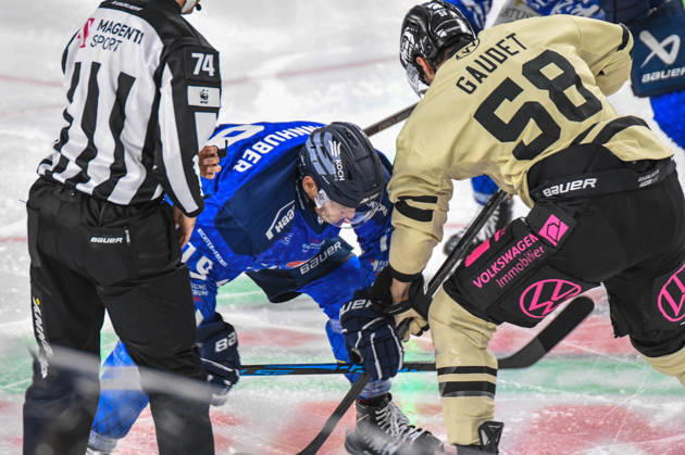 Straubing Tigers vs. Grizzlys Wolfsburg, Ice Hockey, German Ice Hockey League, Penny DEL, Matchday 10, 2026–2027 Season, October 18, 2026: Tim Brunnhuber of the Straubing Tigers and Tyler Gaudet of the Grizzlys Wolfsburg at the faceoff, Men’s Ice Hockey, German Ice Hockey League, Penny DEL, Matchday 10, 2026–2027 season on October 18, 2026, at the Eisstadion am Pulverturm; Straubing Tigers (blue) vs. Grizzlys Wolfsburg (beige)