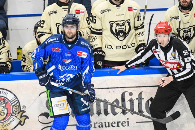 Straubing Tigers vs. Grizzlys Wolfsburg, Ice Hockey, German Ice Hockey League, Penny DEL, Matchday 10, 2026–2027 Season, October 18, 2026, Hudson Elynuik, Straubing Tigers, Men s Ice Hockey, German Ice Hockey League, Penny DEL, Matchday 10, 2026–2027 Season on October 18, 2026, at the Eisstadion am Pulverturm, Straubing Tigers (blue) vs. Grizzlys Wolfsburg (beige)