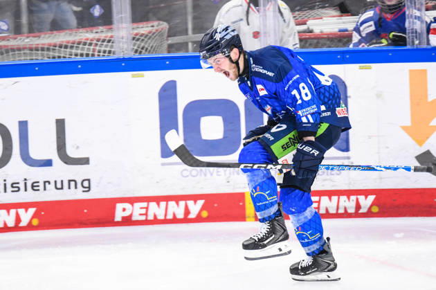 Straubing Tigers vs. Grizzlys Wolfsburg, Ice Hockey, German Ice Hockey League, Penny DEL, Matchday 10, 2026–2027 Season, October 18, 2026: Tyler Madden of the Straubing Tigers celebrates his goal, Men s Ice Hockey, German Ice Hockey League, Penny DEL, Matchday 10, 2026–2027 Season on October 18, 2026, at the Eisstadion am Pulverturm, Straubing Tigers (blue) vs. Grizzlys Wolfsburg (beige)
