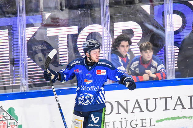 Straubing Tigers vs. Grizzlys Wolfsburg, Ice Hockey, German Ice Hockey League, Penny DEL, Matchday 10, 2026–2027 Season, October 18, 2026: Tyler Madden of the Straubing Tigers celebrates his goal, Men s Ice Hockey, German Ice Hockey League, Penny DEL, Matchday 10, 2026–2027 Season on October 18, 2026, at the Eisstadion am Pulverturm, Straubing Tigers (blue) vs. Grizzlys Wolfsburg (beige)