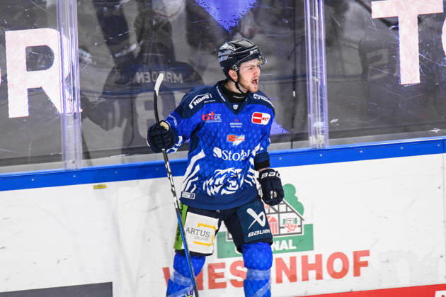 Straubing Tigers vs. Grizzlys Wolfsburg, Ice Hockey, German Ice Hockey League, Penny DEL, Matchday 10, 2026–2027 Season, October 18, 2026: Tyler Madden of the Straubing Tigers celebrates his goal, Men s Ice Hockey, German Ice Hockey League, Penny DEL, Matchday 10, 2026–2027 Season on October 18, 2026, at the Eisstadion am Pulverturm, Straubing Tigers (blue) vs. Grizzlys Wolfsburg (beige)