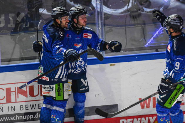 Straubing Tigers vs. Grizzlys Wolfsburg, Ice Hockey, German Ice Hockey League, Penny DEL, Matchday 10, 2026–2027 Season, October 18, 2026: Tyler Madden of the Straubing Tigers celebrates his goal with Nicolas Beaduin and Stephan Daschner, Men’s Ice Hockey, German Ice Hockey League, Penny DEL, Matchday 10, 2026–2027 season on October 18, 2026, at the Eisstadion am Pulverturm; Straubing Tigers (blue) vs. Grizzlys Wolfsburg (beige)