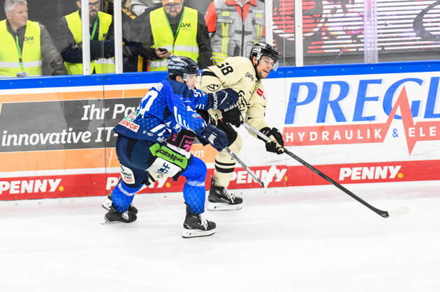 Straubing Tigers vs. Grizzlys Wolfsburg, Ice Hockey, German Ice Hockey League, Penny DEL, Matchday 10, 2026–2027 Season, October 18, 2026: Filip Varejcka (Straubing Tigers) vs. Tyler Gaudet (Grizzlys Wolfsburg), Men’s Ice Hockey, German Ice Hockey League, Penny DEL, Matchday 10, 2026–2027 Season on October 18, 2026, at the Eisstadion am Pulverturm; Straubing Tigers (blue) vs. Grizzlys Wolfsburg (beige)