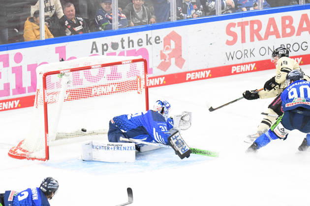 Straubing Tigers vs. Grizzlys Wolfsburg, Ice Hockey, German Ice Hockey League, Penny DEL, Matchday 10, 2026–2027 Season, October 18, 2026: Jakub Skarek of the Straubing Tigers is beaten; Robert Lynch of the Grizzlys Wolfsburg scores; Men’s Ice Hockey, German Ice Hockey League, Penny DEL, Matchday 10, 2026–2027 season on October 18, 2026, at the Eisstadion am Pulverturm, Straubing Tigers (blue) vs. Grizzlys Wolfsburg (beige)