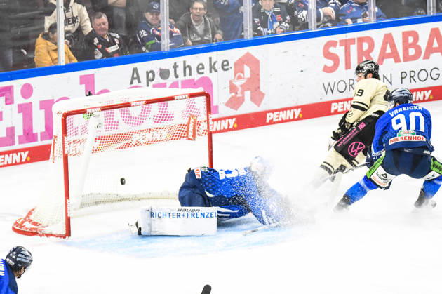 Straubing Tigers vs. Grizzlys Wolfsburg, Ice Hockey, German Ice Hockey League, Penny DEL, Matchday 10, 2026–2027 Season, October 18, 2026: Jakub Skarek of the Straubing Tigers is beaten; Robert Lynch of the Grizzlys Wolfsburg scores; Men’s Ice Hockey, German Ice Hockey League, Penny DEL, Matchday 10, 2026–2027 season on October 18, 2026, at the Eisstadion am Pulverturm, Straubing Tigers (blue) vs. Grizzlys Wolfsburg (beige)