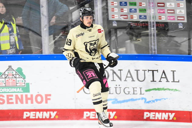 Straubing Tigers vs. Grizzlys Wolfsburg, Ice Hockey, German Ice Hockey League, Penny DEL, Matchday 10, 2026–2027 Season, October 18, 2026: Robert Lynch of the Grizzlys Wolfsburg celebrates his goal, Men s Ice Hockey, German Ice Hockey League, Penny DEL, Matchday 10, 2026–2027 season on October 18, 2026, at the Eisstadion am Pulverturm, Straubing Tigers (blue) vs. Grizzlys Wolfsburg (beige)