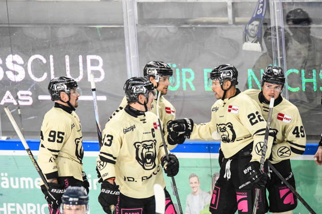 Straubing Tigers vs. Grizzlys Wolfsburg, Ice Hockey, German Ice Hockey League, Penny DEL, Matchday 10, 2026–2027 Season, October 18, 2026: Robert Lynch of the Grizzlys Wolfsburg celebrates his goal with Spencer Machacek, Fabio Pfohl, and Madison Bowey; Men’s Ice Hockey, German Ice Hockey League, Penny DEL, Matchday 10, 2026–2027 season on October 18, 2026, at the Eisstadion am Pulverturm, Straubing Tigers (blue) vs. Grizzlys Wolfsburg (beige)