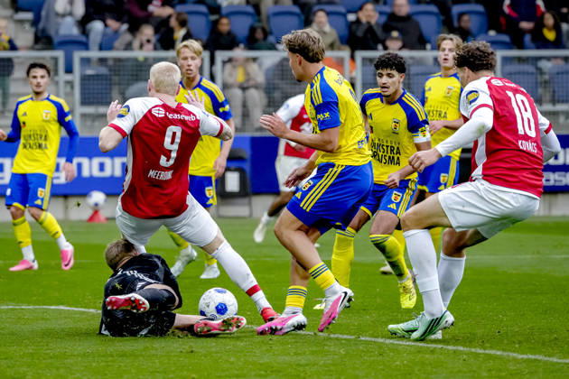 LEEUWARDEN SC Cambuur goalkeeper Thijs Jansen, AZ Alkmaar forward Mexx Meerdink during the Vriendenloterij Eredivisie match between SC Cambuur and AZ at Kooi Stadion on October 18, 2026, in Leeuwarden, the Netherlands ED VAN DE POL EYE4IMAGES DeFodi Images